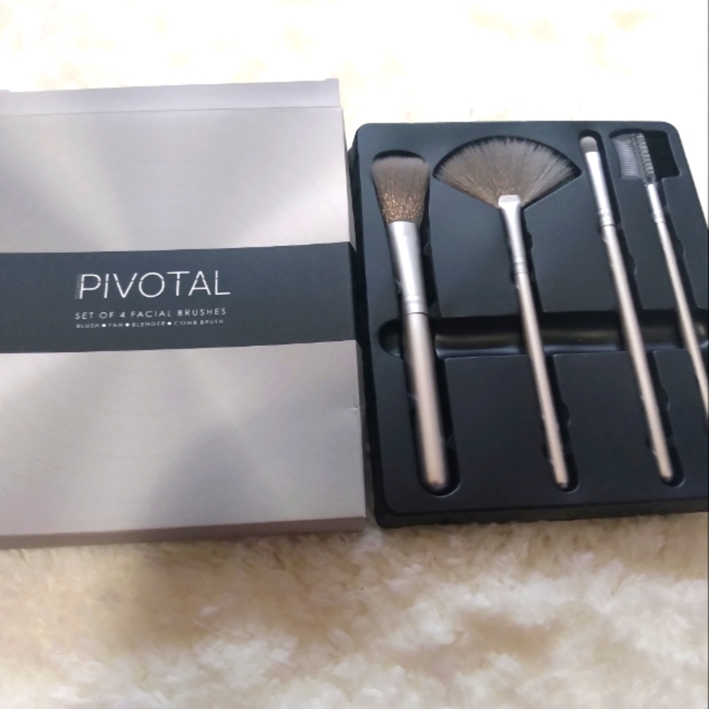 NWT Pivotal make up brushes